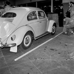 159472 Afbeelding van het opmeten van een auto (Volkswagen Kever) door een N.S. medewerker voor de plaatsing op de ...